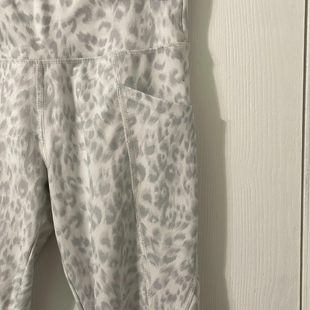 💰Jockey Animal Print Capris Leggings With Pockets Size Small - Picture 2 of 6
